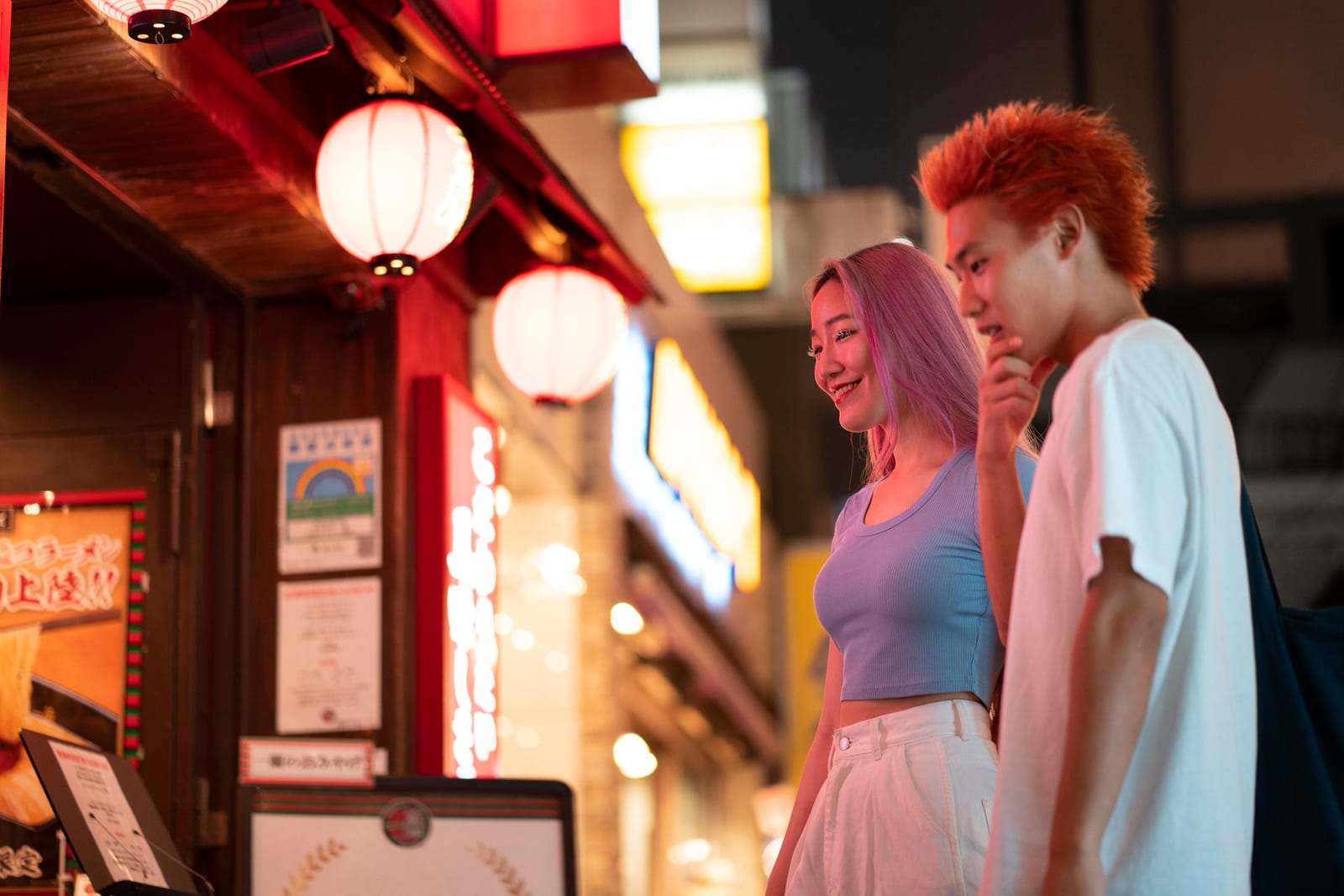 明るいオフィスでノートとペンを手に一息つく女性